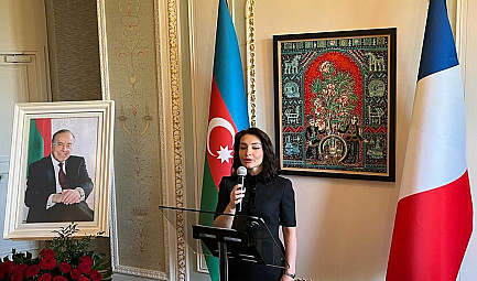 TV Locale Paris-100e anniversaire d'Heydar Aliyev, ancien président leader national d'Azerbaïdjan.