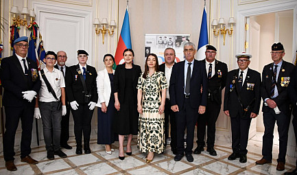 Hommage aux résistants Azerbaïdjanais de la Seconde Guerre mondiale au cœur de Paris.