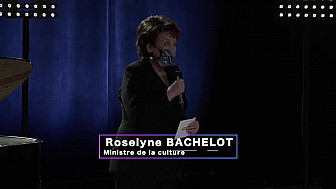 Roselyne BACHELOT ministre de la culture félicite les candidats lors de la finale du concours des ''Voix des Outre-mer' à l'Opéra Bastille.